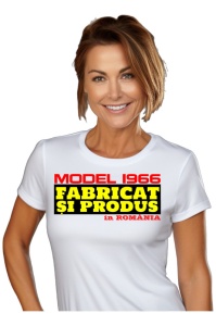 Tricou cadou dama personalizat cu anul nasterii 1966 purtat de o femeie care este bucurasa de tricoul primit cadou