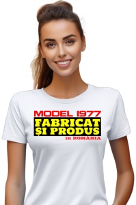 Tricou cadou dama personalizat cu anul nasterii 1977 purtat de o femeie care este bucurasa de tricoul primit cadou