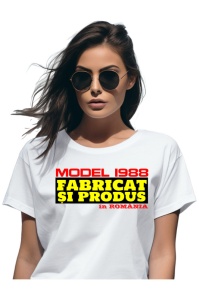 Tricou cadou dama personalizat cu anul nasterii 1988 purtat de o femeie care este bucurasa de tricoul primit cadou