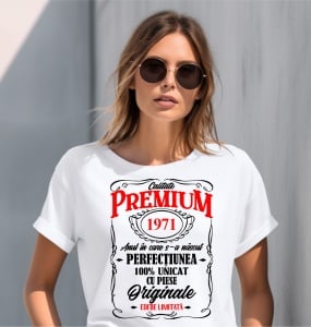 Femeie care poartă un tricou alb personalizat cu mesajul: ''1971, anul in care s-a nascut perfectiunea, 100% unicat cu piese originale''