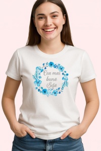 Tricou Cea Mai Buna Sefa Flori Albastre, din bumbac 100% , tricou alb pentru Dama - Img 2