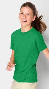 Fată zâmbitoare purtând un tricou verde iarba, cu părul prins în coadă, alergând sau în mișcare, pe un fundal simplu.