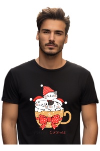 Bărbat purtând un tricou negru cu un design festiv de Crăciun, înfățișând trei pisici drăgălașe într-o ceașcă decorată cu o fundă roșie și fulgi de nea, purtând căciulițe de Moș Crăciun și textul ‘Merry Catmas’.