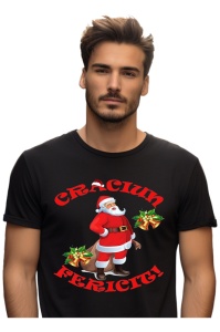 Bărbat purtând un tricou negru cu un design festiv de Crăciun, înfățișându-l pe Moș Crăciun zâmbitor, înconjurat de crenguțe de vâsc și textul ‘Crăciun Fericit!’ scris cu roșu.