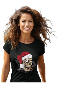Femeie zâmbitoare purtând un tricou negru cu un design ce îl ilustrează pe Moș Crăciun și un om de zăpadă ținându-se de mână, alături de textul 'De Crăciun fii mai bun!