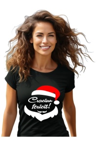 Femeie zâmbitoare purtând un tricou negru cu un design ce reprezintă un contur al feței lui Moș Crăciun cu o căciulă roșie și textul 'Crăciun fericit!'