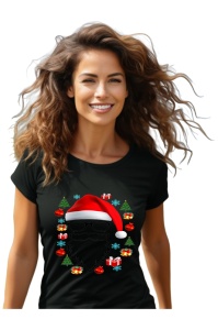 Femeie zâmbitoare purtând un tricou negru cu un design ce reprezintă un Moș Crăciun modern, cu barbă și ochelari de soare, înconjurat de brăduți, globuri, cadouri și fulgi de zăpadă.