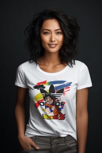 Femeie cu păr ondulat și zâmbitoare, purtând un tricou alb cu un design grafic ce prezintă un personaj din Dragon Ball Z pe un fundal colorat, pozând într-un studio cu fundal întunecat.