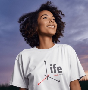 Fată zâmbitoare purtând un tricou alb cu un design grafic care formează cuvântul 'life' și mesajul 'is short. live it!', alături de săgeți stilizate, pe un fundal de apus.