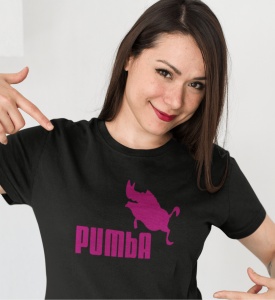 Femeie cu părul drept și ruj roșu, zâmbitoare, care arată cu degetul spre un tricou negru cu design roz ce prezintă silueta unui facocer și textul 'PUMBA'. Fundalul este simplu și deschis la culoare, evidențiind designul tricoului și expresia plină de înc
