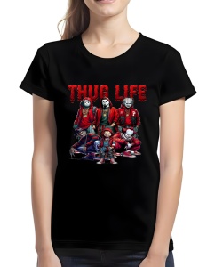 Femeie purtând un tricou negru cu design ce include ilustrația unor personaje mascate îmbrăcate în haine stilizate, cu textul 'Thug Life' deasupra.