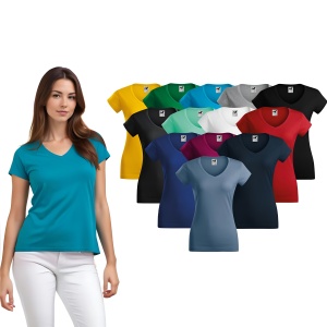 Femeie imbracata in tricou slim fit dama guler in V de culoare turcoaz si pantaloni albi prezentand culorile disponibile alb, rosu, negru, albastru, galben, verde, gri