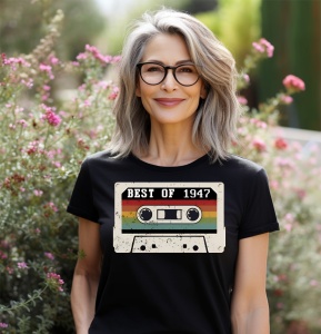 Femeie zâmbitoare purtând un tricou cu o casetă audio și textul ''Best of 1947''