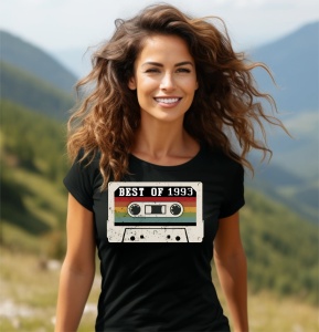 Femeie zâmbitoare purtând un tricou cu o casetă audio și textul ''Best of 1993''