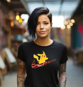 Femeie cu păr scurt și tatuaje pe brațe, purtând un tricou negru cu un design grafic ce înfățișează un personaj galben animat(Pikachu) suprapus pe un logo sportiv iconic stilizat roșu. Fundalul este urban, cu o atmosferă ușor estompată și lumini calde, su