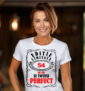 Femeie care poartă un tricou alb personalizat cu mesajul: ''54 de ani si totusi perfect''.