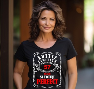 Femeie care poartă un tricou negru personalizat cu mesajul: ''57 de ani si totusi perfect'