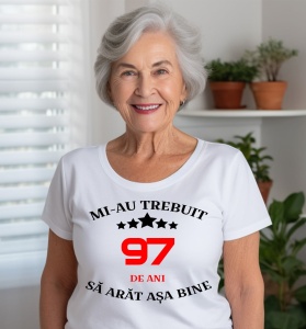 Femeie care poartă un tricou alb personalizat cu mesajul: ''Mi-au trebuit 97 de ani sa arat asa bine''