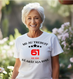 Femeie care poartă un tricou alb personalizat cu mesajul: ''Mi-au trebuit 61 de ani sa arat asa bine''