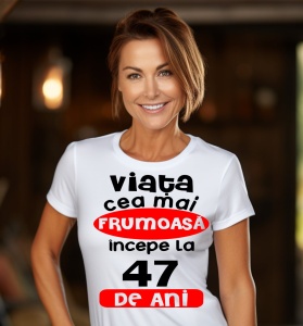 Femeie care poartă un tricou alb personalizat cu mesajul: ''Viata cea mai frumoasa incepe la 47 de ani''.