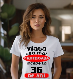 Femeie care poartă un tricou alb personalizat cu mesajul: ''Viata cea mai frumoasa incepe la 36 de ani''.