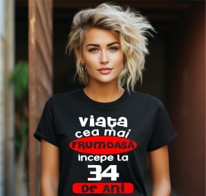 Femeie care poartă un tricou negru personalizat cu mesajul: ''Viata cea mai frumoasa incepe la 34 de ani''.