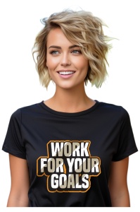 Femeie cu păr blond scurt, purtând un tricou negru cu mesajul 'Work for Your Goals' scris în alb, cu accente portocalii și efect de contur, stil modern și casual