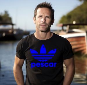 Un bărbat serios purtând un tricou negru cu un design grafic al unui logo reinterpretat în formă de pești și textul "pescar" în albastru. Fundalul arată o scenă lângă apă, cu bărci ancorate și copaci, sugerând un cadru relaxant și legat de pescuit.
