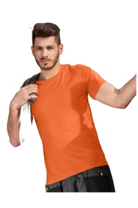 Barbat imbracat in tricou de culoare portocaliu
