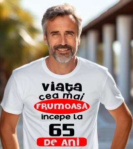 Un bărbat purtând un tricou alb cu textul ''Viața cea mai frumoasă începe la 65 de ani''.