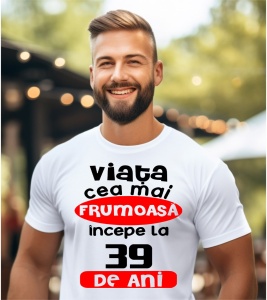Un bărbat purtând un tricou alb cu textul ''Viața cea mai frumoasă începe la 39 de ani''.
