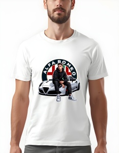 Bărbat purtând un tricou alb cu un design grafic ce prezintă un tânăr îmbrăcat în negru, stând pe capota unei mașini Alfa Romeo albă. În fundal, apare logo-ul Alfa Romeo, cu o cruce roșie și un șarpe stilizat pe un fundal verde și alb.