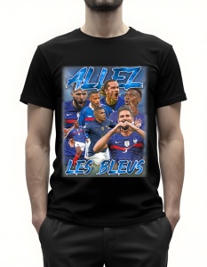 Bărbat purtând un tricou negru cu un design grafic intitulat 'Allez Les Bleus', reprezentând jucători ai echipei naționale de fotbal a Franței în echipamentul albastru, în diverse ipostaze de celebrare pe teren.