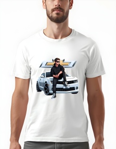 Bărbat purtând un tricou alb cu un design grafic care prezintă un tânăr îmbrăcat în negru, așezat pe capota unui Chevrolet alb, cu logo-ul Chevrolet deasupra mașinii.