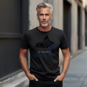 Bărbat matur cu păr grizonat purtând un tricou negru personalizat cu un design minimalist reprezentând Mausoleul de la Mărășești. Pe tricou apare textul '20 Tigarete Mărășești' scris în culori aurii și albastre. Fundalul este o stradă modernă, urbană, cu 