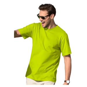 Barbat vesel si tanar cu ochelari de soare la ochi poarta un tricou barbat simplu elegant din bumbac de culoare galben lime