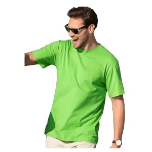 Barbat vesel si tanar cu ochelari de soare la ochi poarta un tricou barbat simplu elegant din bumbac de culoare verde mar