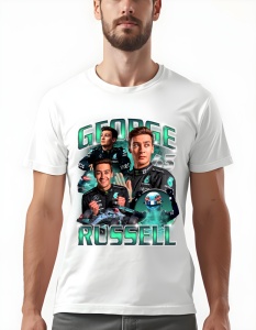 Bărbat purtând un tricou alb cu grafică imprimată, prezentând mai multe imagini ale pilotului de curse George Russell, inclusiv numărul său '63' și numele 'George Russell', pe un fundal verde.