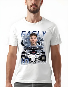 Bărbat purtând un tricou alb cu grafică imprimată, prezentând mai multe imagini ale pilotului de curse Pierre Gasly, inclusiv numărul său '10' și numele 'Pierre', cu textul 'GASLY' deasupra și o mașină de curse în partea de jos.