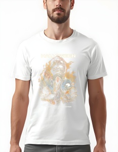 Bărbat purtând un tricou alb, inspirat din seria iconică Halloween, prezintă un design captivant ce îmbină elemente de horror cu artă vizuală remarcabilă. Imaginea centrală ilustrează personajul emblematic Michael Myers, alături de un alt personaj din fil