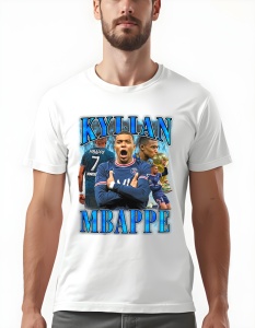 Bărbat purtând un tricou alb cu un design grafic al fotbalistului Kylian Mbappe, reprezentat în diverse ipostaze pe teren în echipamentul PSG, pe un fundal albastru intens, cu textul 'Kylian Mbappe' în partea de sus și jos.