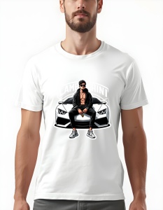 Bărbat purtând un tricou alb cu grafică imprimată, arătând un bărbat cu ochelari de soare, îmbrăcat în geacă și pantaloni negri, cu pieptul dezgolit, stând pe capota unei mașini Lamborghini, cu textul 'LAMBORGHINI' deasupra.