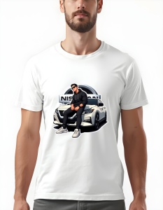 Bărbat purtând un tricou alb cu un design grafic reprezentând un tânăr așezat pe capota unei mașini Nissan albă, purtând ochelari de soare și o ținută casual, cu logo-ul Nissan afișat pe fundal.