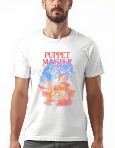 Bărbat purtând un tricou alb din colecția ta este inspirat de filmul Puppet Master. Designul vibrant include celebrele păpuși din film, fiecare având propriul său stil distinct, oferind o atmosferă intrigantă și înfricoșătoare. Este o alegere fantastică p
