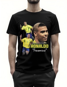 Bărbat purtând un tricou negru cu imprimare grafică a fotbalistului brazilian Ronaldo Nazário în mai multe ipostaze, purtând echipamentul echipei naționale a Braziliei, cu textul 'Ronaldo'.