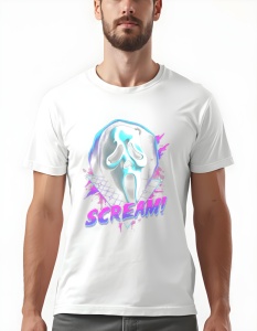 Bărbat purtând un tricou alb care are un design vibrant și captivant care prezintă masca iconică din filmul "Scream". Masca este ilustrată într-un stil modern, cu nuanțe de albastru și verde care o fac să iasă în evidență, iar cuvântul „SCREAM!” este scri