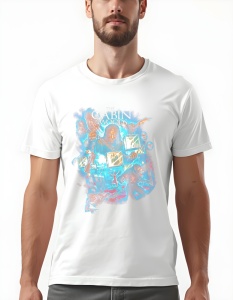 Bărbat purtând un tricou alb care este inspirat de filmul „The Cabin in the Woods”. Designul vibrant include o combinație de personaje și elemente iconice din film, precum cabină, creaturi și atmosfera înfricoșătoare, toate ilustrate într-un stil dinamic.