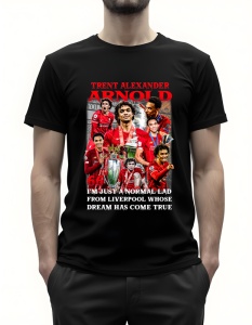 Bărbat purtând un tricou negru cu un design grafic dedicat fotbalistului Trent Alexander-Arnold, ilustrându-l în diverse ipostaze în tricoul echipei Liverpool. În partea de sus este inscripționat numele său, iar în partea de jos este un text ce reflectă o