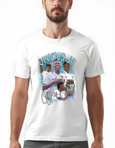 Bărbat purtând un tricou alb cu grafică imprimată, prezentând mai multe imagini ale fotbalistului Vinícius Jr. în echipamentul echipei Real Madrid, inclusiv numele 'Vinícius Jr.' și semnătura sa, pe un fundal albastru.