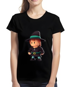 Tricou negru cu un design colorat care înfățișează un personaj stilizat din Stumble Guys Wizard, purtând o pălărie neagră cu o bandă verde, o rochie neagră și cizme negre, cu părul roșcat.